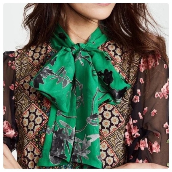 ALICE + OLIVIA Clementine Tie-Neck Long-Sleeve Tiered Printed Maxi Dress - Picture 11 of 13